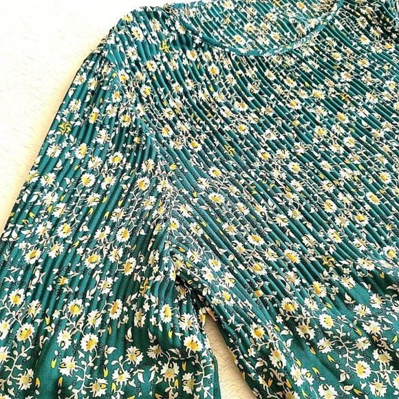 Max Studio Pleated Floral Top Size Medium - Picture 11 of 13